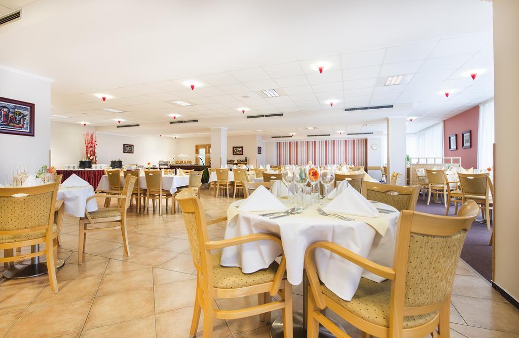 Chocerady Hotel Akademie מראה חיצוני תמונה