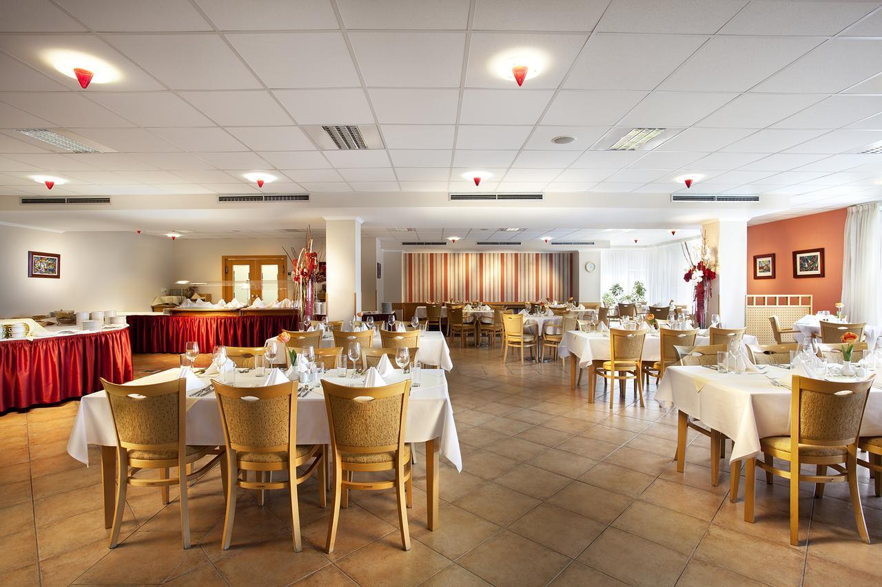 Chocerady Hotel Akademie מראה חיצוני תמונה